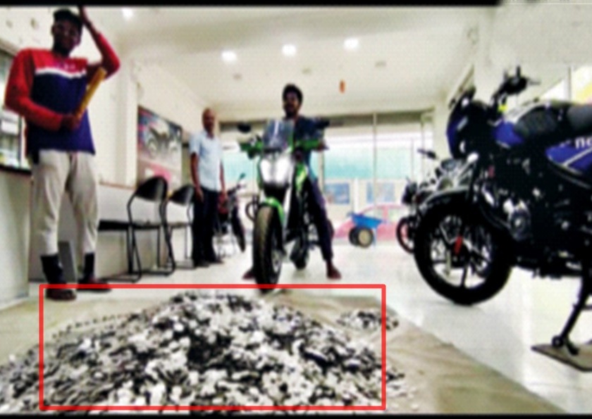 Buy a bike for 2 lakh 60 thousand coins | ...अशी जमवली नाणी, 2 लाख 60 हजार नाणी देऊन बाईकची खरेदी
