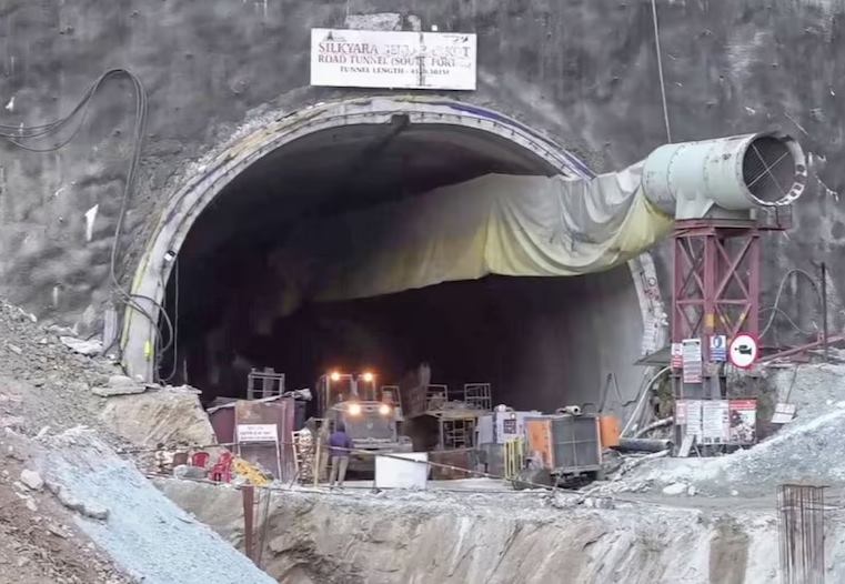 When will the tunnel workers come out?; Danger of difficulties in relief work | बोगद्यातील कामगार कधी येणार बाहेर?; मदत कार्यात अडचणींचा डाेंगर