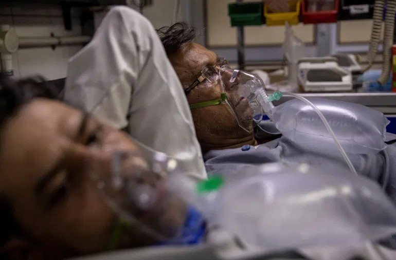 Oxygen deficiency kills 33 patients in the country | ऑक्सिजन तुटवड्यामुळे ३३ रुग्णांचा मृत्यू , नातेवाईकांची रुग्णालयात तोडफोड
