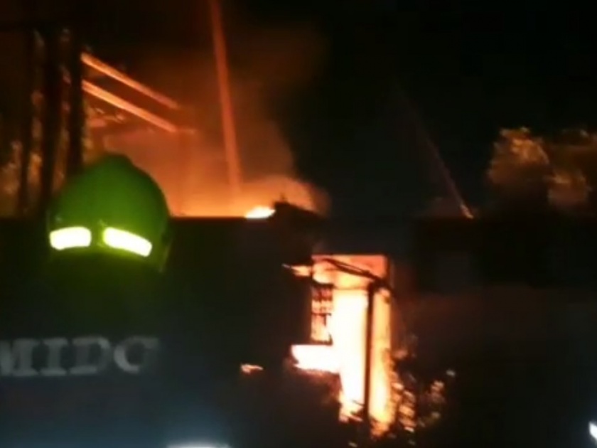 A big fire broke out in the oil stolen transformer and the thieves started firing in ambernath MIDC | Video : ऑईल चोरी करताना ट्रान्सफॉर्मरला लागली मोठी आग, चोरट्यांनी धूम ठोकली