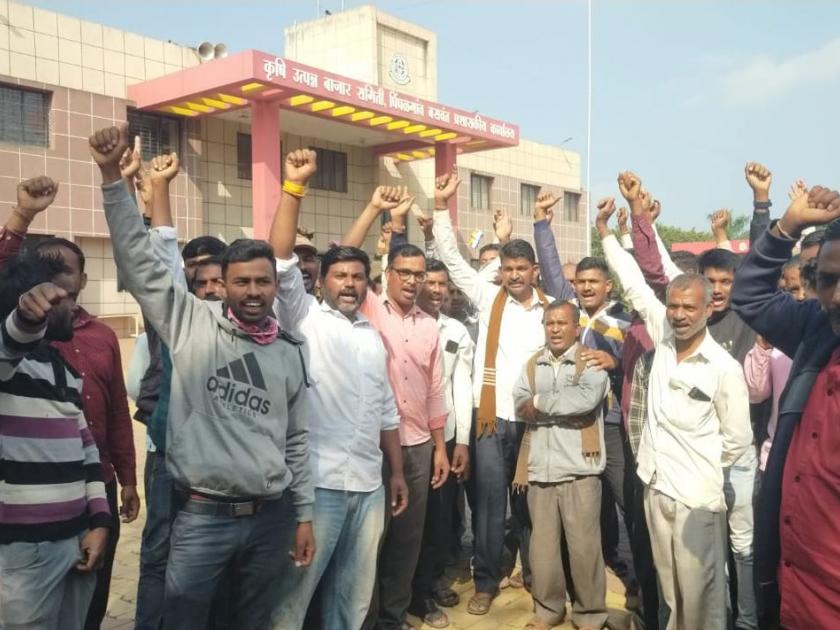 Auction closed in Pimpalgaon against onion export ban in nashik | कांदा निर्यातबंदी विरोधात नाशिकच्या पिंपळगावला लिलाव पाडले बंद