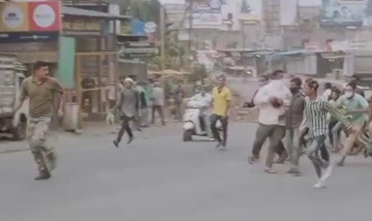 Mob attack on police in Sangamnera; Storm hurling | संगमनेरात पोलिसांवर जमावाचा हल्ला; तुफान दगडफेक