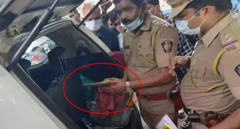 A pistol in Karuna Sharma's car; Excitement in Parli, video viral | करुणा शर्मांच्या गाडीत पिस्तूल ठेवतानाचा व्हिडिओ व्हायरल, एकच खळबळ