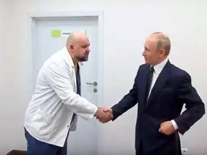 President Putin also under the shadow of Corona; | राष्ट्रपती पुतीनही कोरोनाच्या सावटाखाली; लागण झालेल्या डॉक्टरांशी मिळवला हात