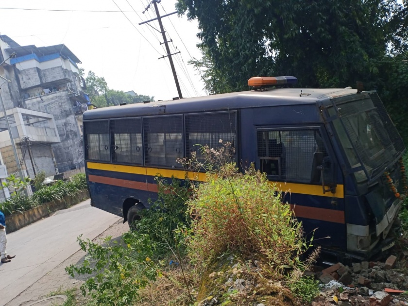 The brakes of the police van failed, fortunately a major accident was averted in ulhasnagar | पोलीस व्हॅनचा अचानकच ब्रेक फेल, सुदैवाने मोठी दुर्घटना टळली