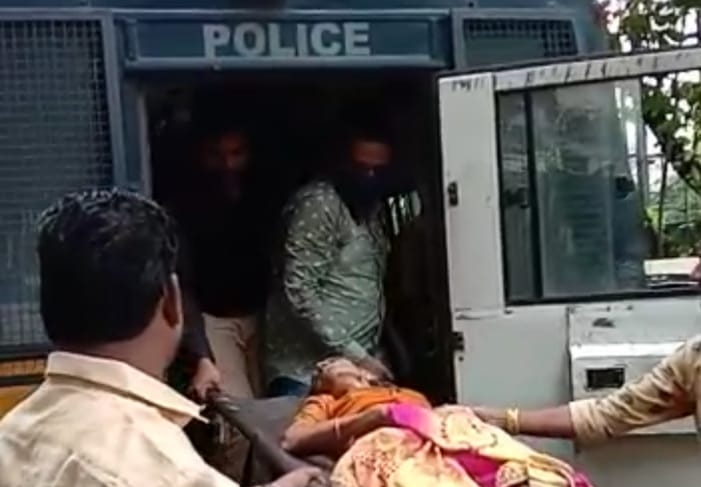 Eventually the ambulance became the police van, still the woman died in kalyan | अखेर पोलीस व्हॅनच झाली रुग्णवाहिका, तरीही महिलेचा मृत्यू