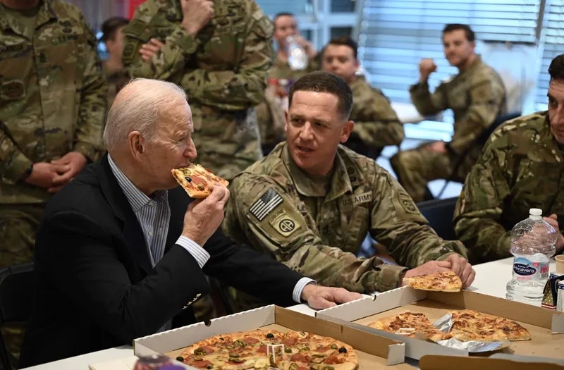 Joe Biden: Tichun pizza party on Putin's nose | Joe Biden: पुतिन यांच्या नाकावर टिच्चून राष्ट्राध्यक्षांची पिझ्झा पार्टी