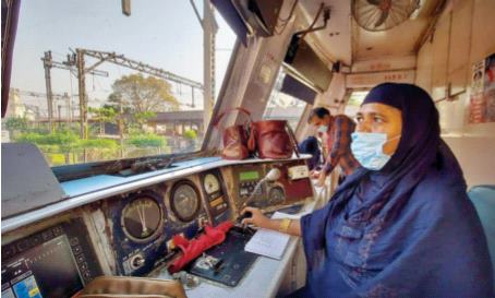 Women run the Central Railway | महिलांनी सांभाळली मध्य रेल्वेची धुरा