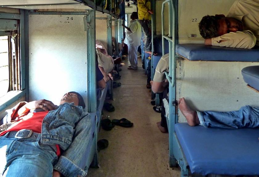 If you ruin your sleep by talking on the train, beware!, new rule of railway IRCTC | रेल्वेत बडबड करून झोप खराब कराल, तर खबरदार!
