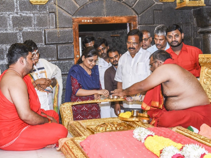 Devotees from Hyderabad offered Saicharani 4 kg of gold in shirdi saibaba | भक्ताची इच्छापूर्ती... हैदराबादच्या भक्ताने शिर्डीच्या साईचरणी अर्पण केलं 4 किलो सोनं