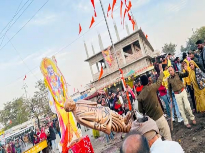 Sardar Vallabhbhai Patel statue demolished by tractor; Stone throwing in two groups | सरदार वल्लभाई पटेलांचा पुतळा ट्रॅक्टरने पाडला; दोन गटांत दगडफेक