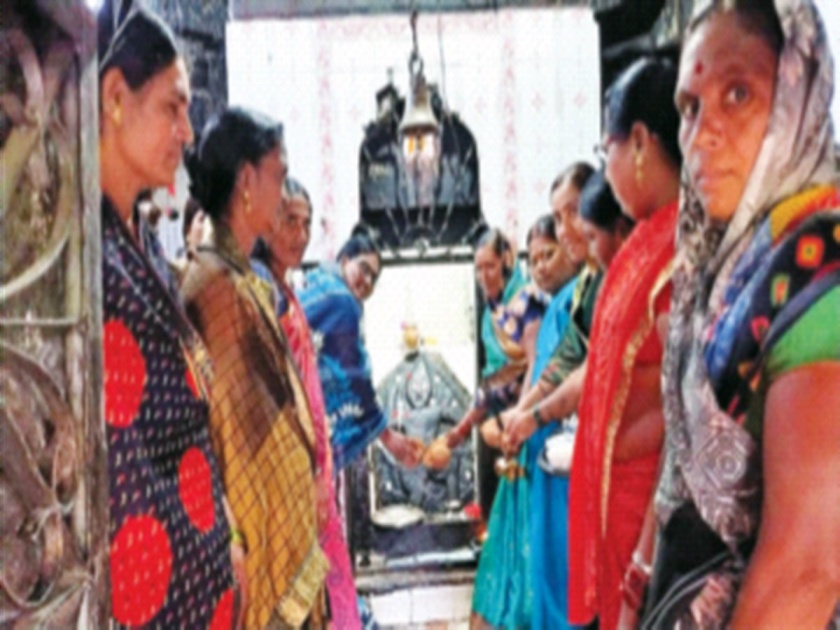 Defying tradition, women entered the Maruti temple in beed ambajogai | परंपरेला झुगारून महिलांनी केला मारुती मंदिरात प्रवेश