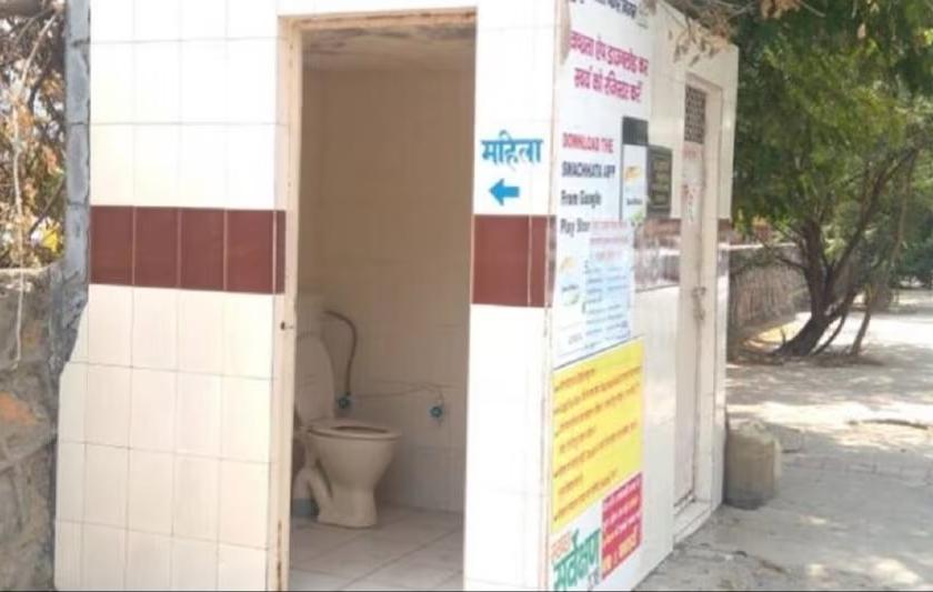 A toilet built in the village when grandfather was Sarpanch; Two relatives died due to wall collapse | आजोबा सरपंच असताना गावात बांधलं शौचालय; भींत कोसळून दोन नातींचा मृत्यू