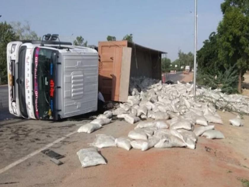 A tipper loaded with cement sacks overturned, killing the RTO officials in ajmer bharatpur | सिमेंटच्या पोत्यांनी भरलेला टिप्पर पलटी, RTO अधिकाऱ्यांनी मारली जागेवरुन कलटी