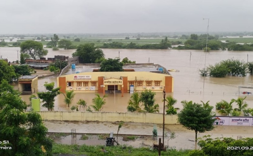 Gulab Cyclone: Heavy rains in Marathwada, floods in the river, water seeping into the village, people on the roof | Gulab Cyclone : मराठवाड्यात पावसाचा धुमाकूळ, नदीला पूर, गावात शिरलं पाणी, लोकं छतावर