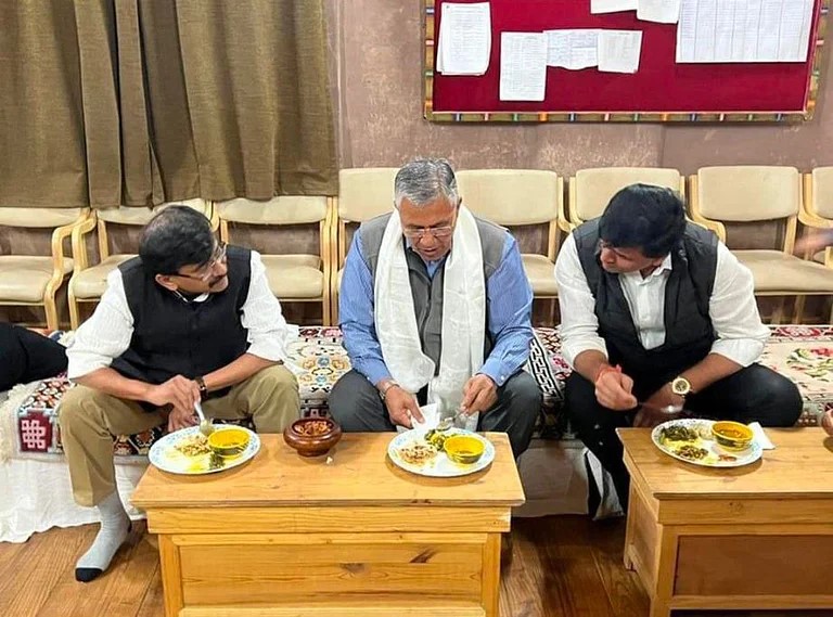 Sanjay Raut: Sanjay Raut and Ravi Rana's 'Lunch Pay Charcha', this photo of Shiv Sena MP goes viral | Sanjay Raut: काय म्हणताय?, शिवसेनेच्या संजय राऊत अन् रवि राणांचा फोटो व्हायरल