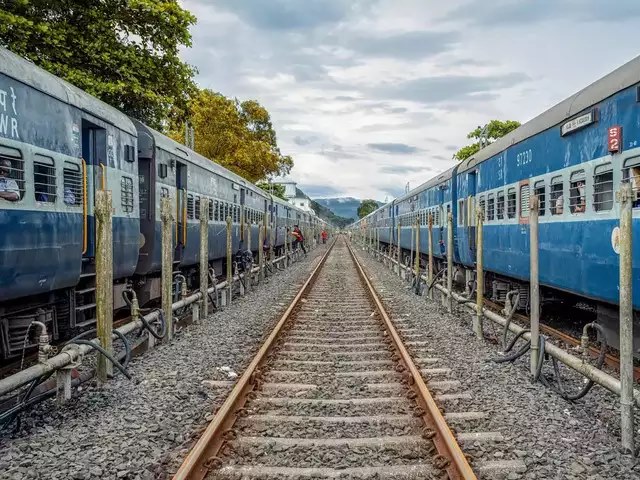 Death while boarding a running train, 8 lakhs to the family | धावत्या रेल्वेत चढताना मृत्यू, कुटुंबाला ८ लाखांची मदत
