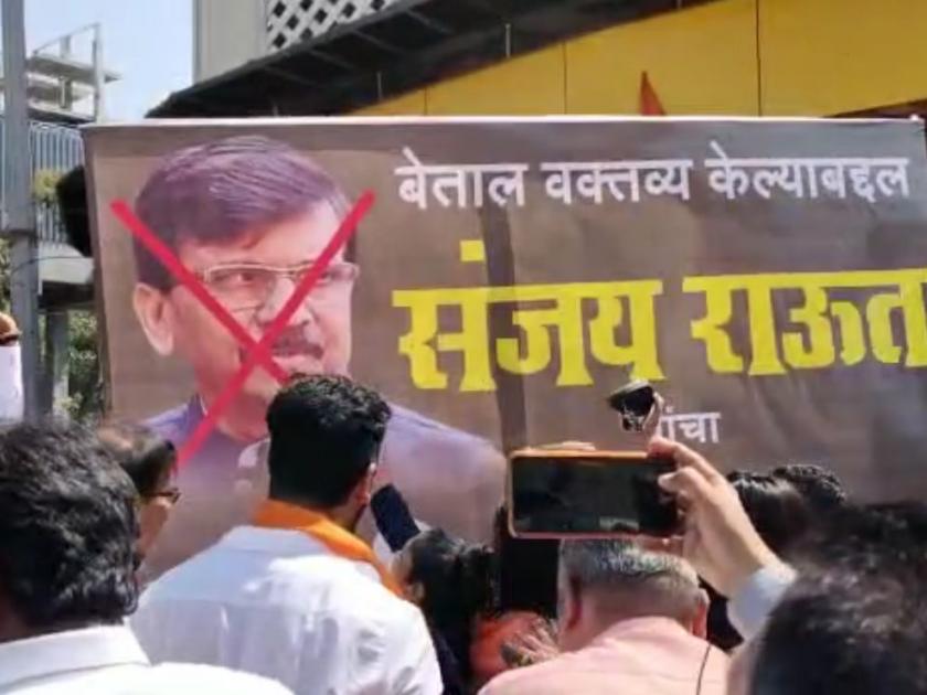 Shinde group aggressive against Sanjay Raut in mumbai, 'Jode Maro' movement | मुंबईत संजय राऊतांविरुद्ध शिंदे गट आक्रमक, प्रतिमेला "जोडे मारो' आंदोलन