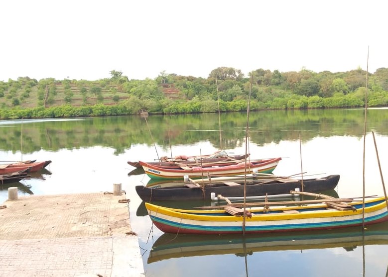 A boat carrying girls sank in Varavade Bay in Ratnagiri | शिमगोत्सवाला रत्नागिरीतील वरवडे खाडीत मुली असलेली बोट बुडाली