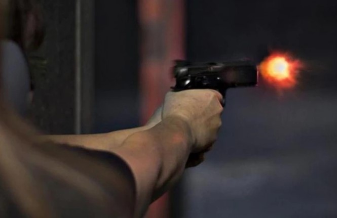Young woman shot dead in Kolhapur over love affair | कोल्हापुरात प्रेमप्रकरणातून तरुणीवर गोळीबार, तरुण घरातून फरार