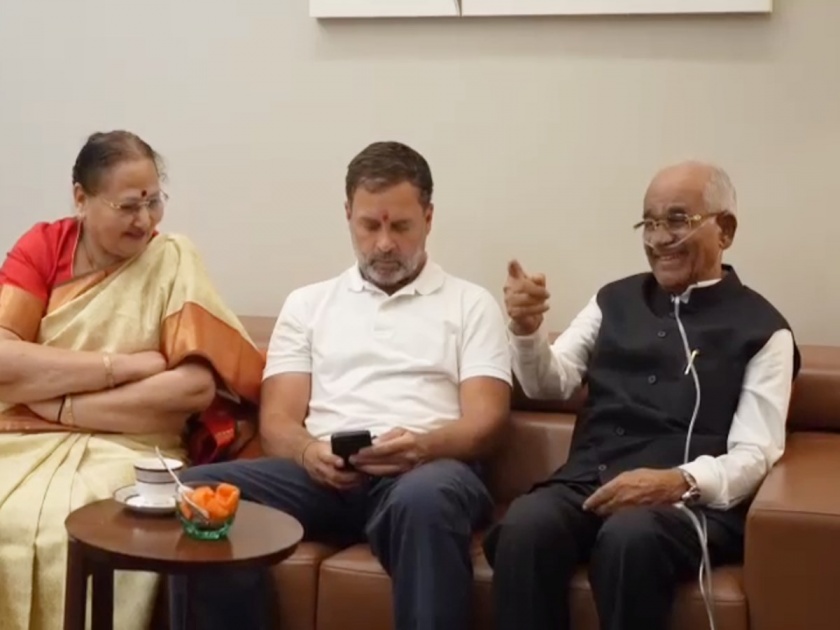 Rahul Gandhi visit Dajisaheb' patil house, phone call to Sonia Gandhi; Rahul Gandhi in dhule bharat jodo nyay yatra | दाजीसाहेबांची गळाभेट, सोनिया गांधींना फोन; धुळ्यात राहुल गांधीनी जपली 'आपुलकी'