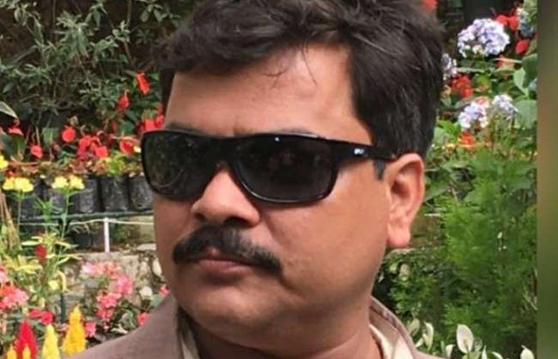 Assistant Commissioner GST sanjay shukla commits suicide in Varanasi, shot himself | वाराणसीत असिस्टंट कमिश्नरची आत्महत्या, स्वत:वर झाडली गोळी 