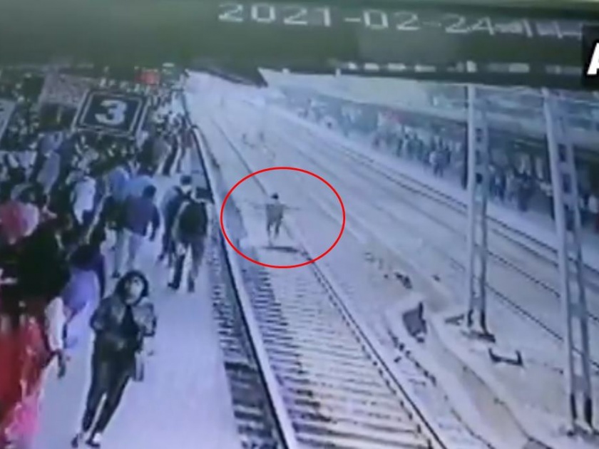 Video: He fell asleep on the railway track for suicide in virar, RPF jawan jumped and rescued him | Video : आत्महत्येसाठी तो रेल्वे ट्रॅकवर झोपला, RPF जवानाने उडी घेऊन वाचवलं