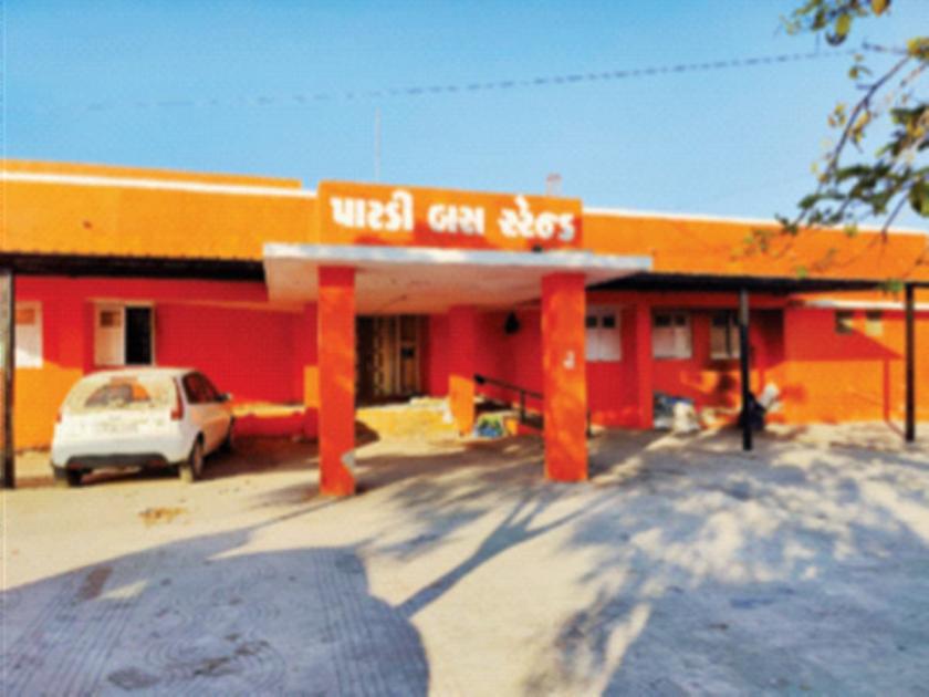 The bus station was made to the Tehsil office in gujarat of modi | मोदींच्या गुजरातेत तहसील कार्यालयालाच केले बस स्थानक !