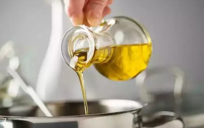 Edible oil will remain expensive during the festival pdc | सणासुदीमध्ये खाद्यतेल महागलेलेच राहणार