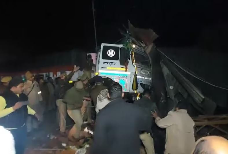 Speedwagon truck on the highway rammed into Dhaba; Four died on the spot, 2 injured in kanpur | हायवेवरील वेगवान ट्रक धाब्यावर घुसला; चौघांचा जागीच मृत्यू, २ जखमी