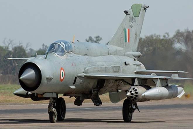 Tires of MiG-21 fighter jets stolen, search for Scorpio thieves continues in luck now by police | मिग-21 लढाऊ विमानाचे टायर चोरले, स्कॉर्पिओतील चोरट्यांचा शोध सुरू