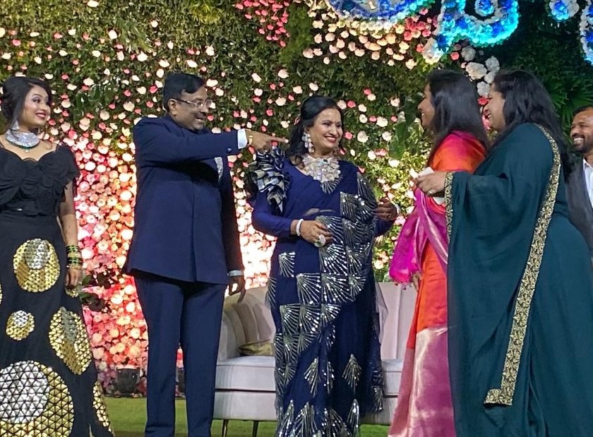 Marriage : The funny thing about Sudhir Mungantiwar's wedding, the offers come down due to lack of job from girls | Marriage : नोकरी नसल्यानं ऑफर कमी यायच्या, सुधीर मुनगंटीवारांच्या लग्नाची मजेशीर गोष्ट