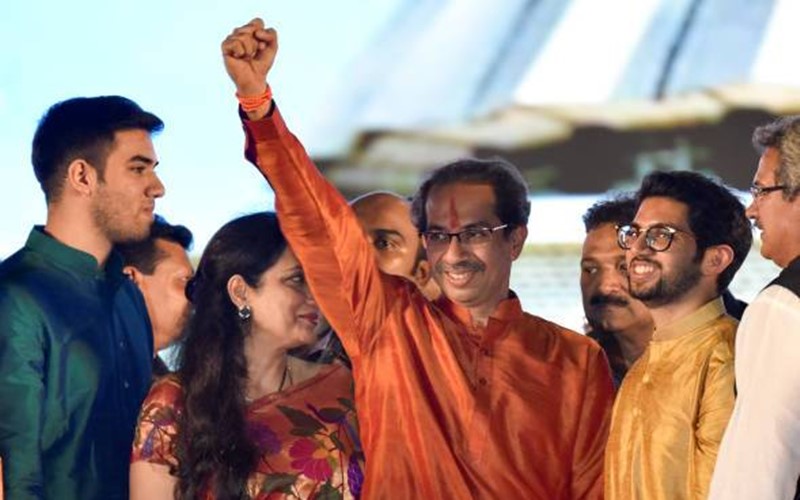 'Wife in hospital, son fighting with Kovid, uddhav thackeray apprecieate by jitendra awhad about corona | CM Uddhav Thackeray : 'पत्नी रुग्णालयात, मुलगाही कोविडशी लढतोय, तरीही हा माणूस धीरोदात्तपणे महाराष्ट्र सांभाळतोय'
