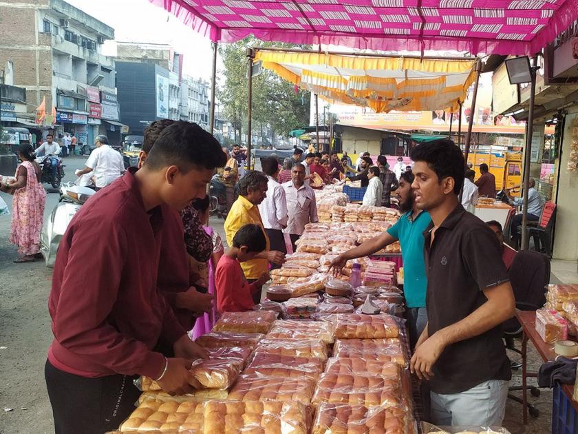 Sale of 35 thousand Ladas in Jalgaon City to Thirty-First 'Paw' | थर्टीफर्स्ट ‘पाव’ला, जळगाव शहरात ३५ हजार लाद्यांची विक्री