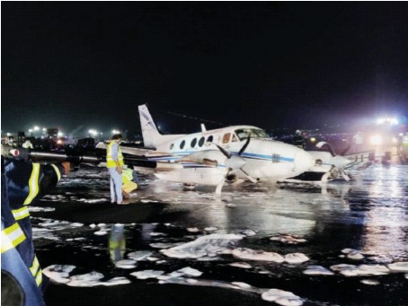 The plane made a thrilling landing in Mumbai even after the wheel came off | चाक निखळूनही विमानाचे मुंबईत थरारक लँडिंग