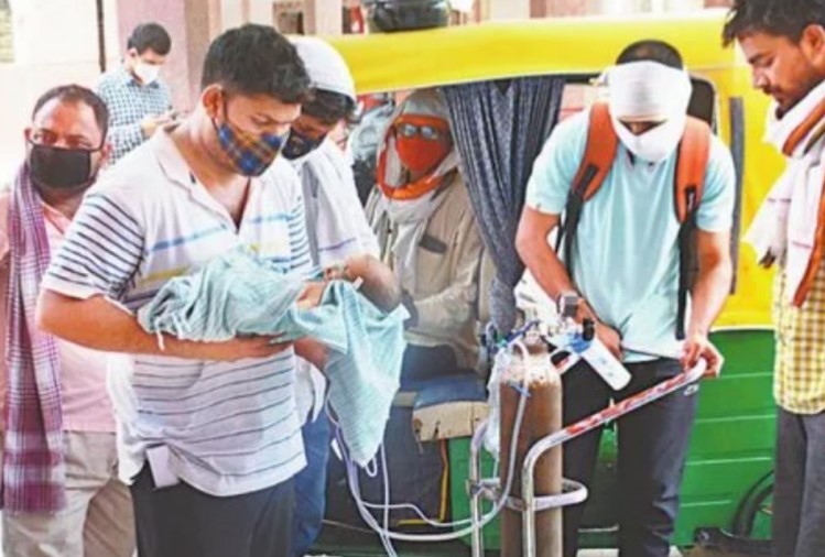 Shocking! The hospital bed remained, yet the baby was kept on oxygen in the rickshaw in varanasi | शॉकींग ! रुग्णालयात बेड शिल्लक, तरीही नवजात बाळाची ऑक्सिजनवर रिक्षातून भटकंती