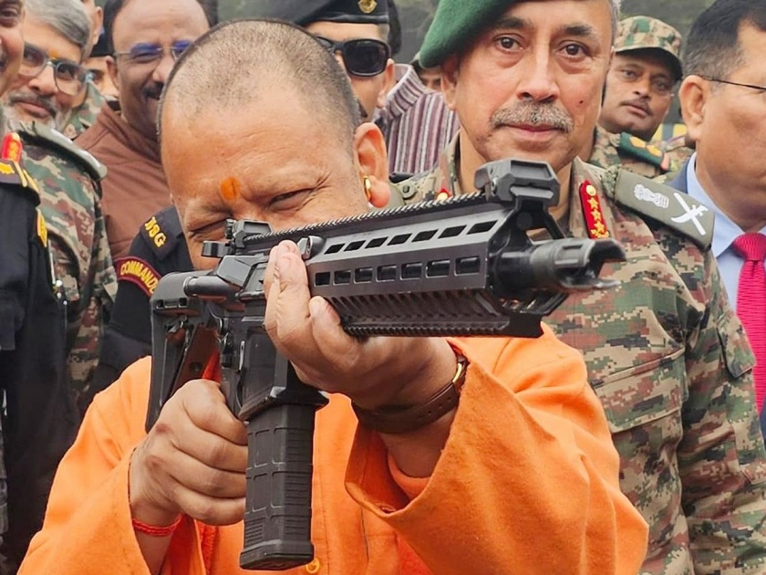 Rifle in Chief Minister Yogi Adityanath's hand, target on whom; Participation in military programs | मुख्यमंत्री योगींच्या हाती रायफल, निशाणा कोणावर; मानले मोदींचे आभार