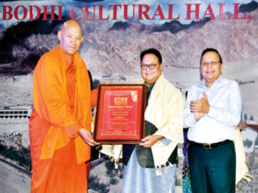 Mahakaruna Award presented to Vijay Darda at Leh | लेह येथे विजय दर्डा यांना महाकरुणा पुरस्कार प्रदान