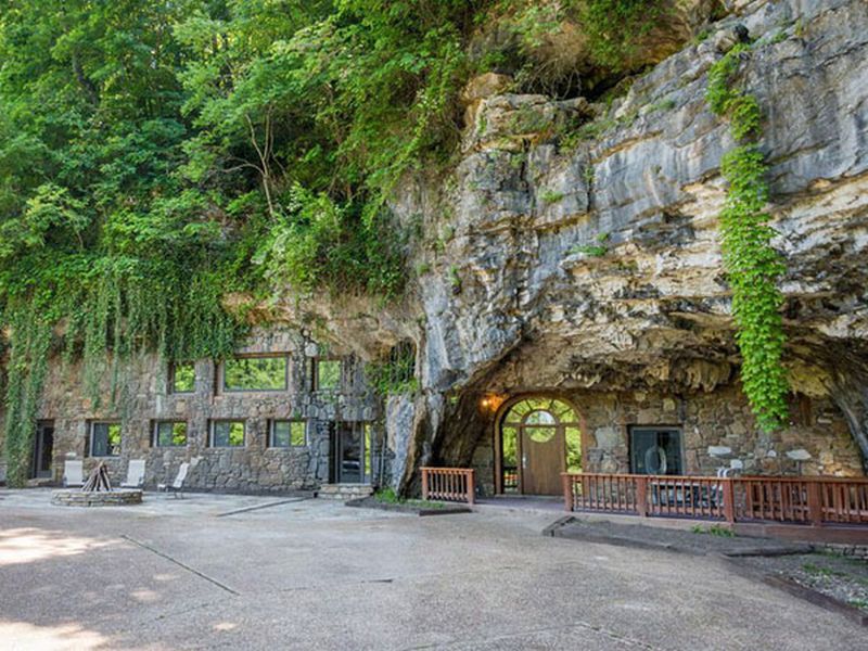 World most luxurious cave is going to sell see pics | जगातली सर्वात सुंदर गुहा विक्रीला, या लक्झरी गुहेची किंमत वाचून व्हाल थक्क! 