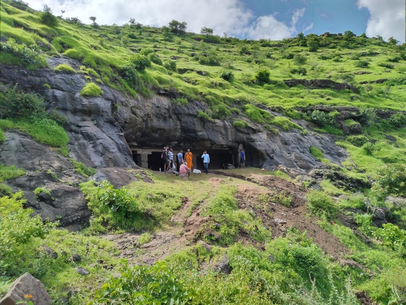 The neglected caves are in the spotlight; Careful cleaning of caves hidden in the bushes in the mountains of Aurangabad | दुर्लक्षित लेण्या आल्या प्रकाशझोतात; औरंगाबादच्या डोंगरांत झाडाझुडपांत दडलेल्या लेण्यांची श्रमदानातून स्वच्छता