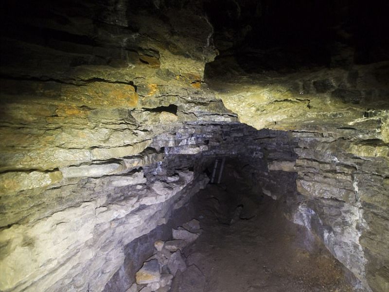 30 feet down under land found 15 thousands year old cave | जमिनीच्या ३० फूट खाली आढळली १५ हजार वर्षांपूर्वीची गुहा