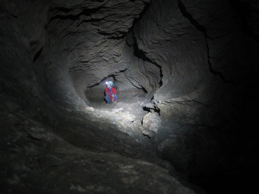 A very experienced caver named Mark Dickey went to a cave in the Taurus Mountains in southern Turkey. | खोल गुहा, किर्र अंधार, वाकडेतिकडे वाटा; 'तो' जमिनीखाली ४,१८६ फूट गेला आणि...