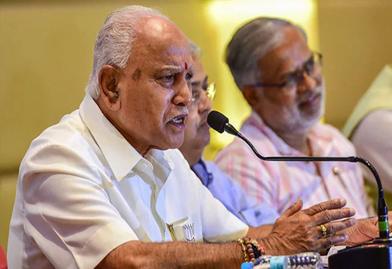 Chief Minister Yeddyurappa will have to be removed, Karnataka BJP MLAs said politics | मुख्यमंत्री येदीयुरप्पांना हटवावचं लागेल, कर्नाटक भाजपा आमदारांनं सांगितलं राजकारण