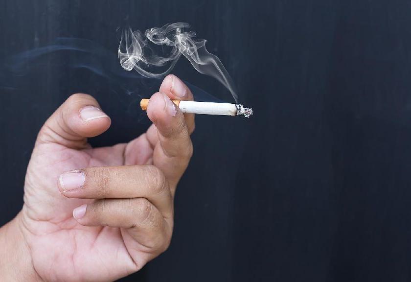 in nagpur municipal online meet corporator found smoking a cigarette goes viral | ‘झुरकेबाज’ नगरसेवक, नागपूर महापालिकेच्या ऑनलाईन सभेतच ओढली सिगारेट