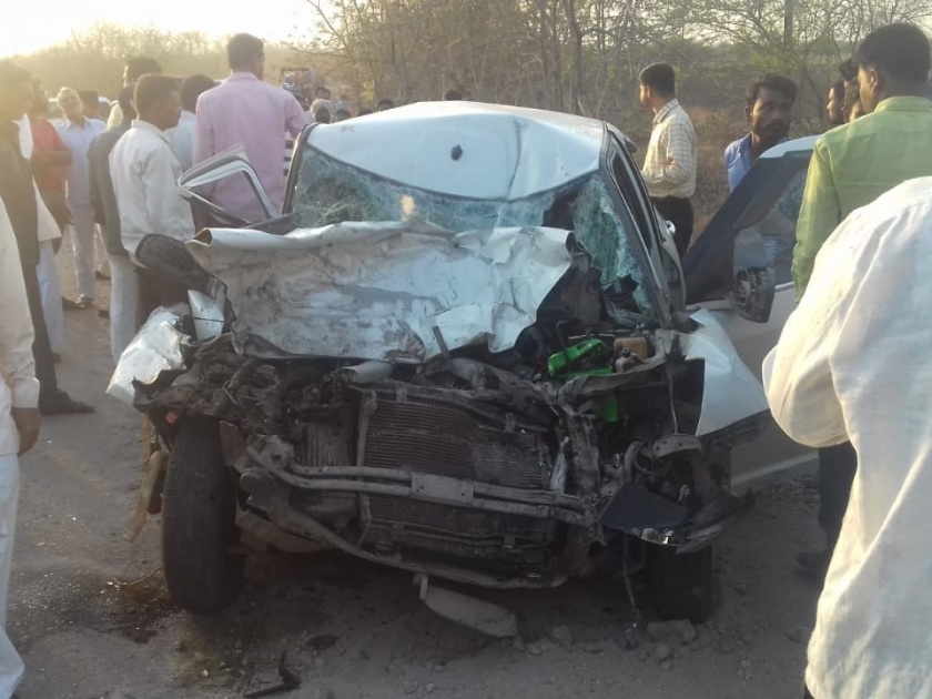Accident on Shrigonda-Nolargaon road: Two killed and two seriously injured | श्रीगोंदा-आढळगाव रस्त्यावर अपघात : दोन ठार, दोन गंभीर जखमी