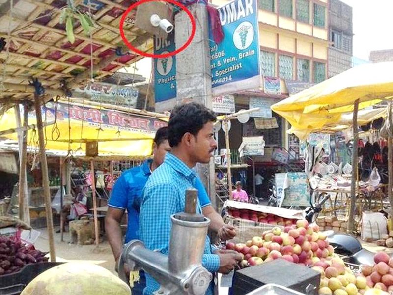 Bihar street fruit seller installs cctv camera to prove honesty | वाह रे पठ्ठ्या! सुरक्षेसाठी नाही तर 'या' कारणाने त्याने फळांच्या ठेल्यावर लावला सीसीटीव्ही कॅमेरा!