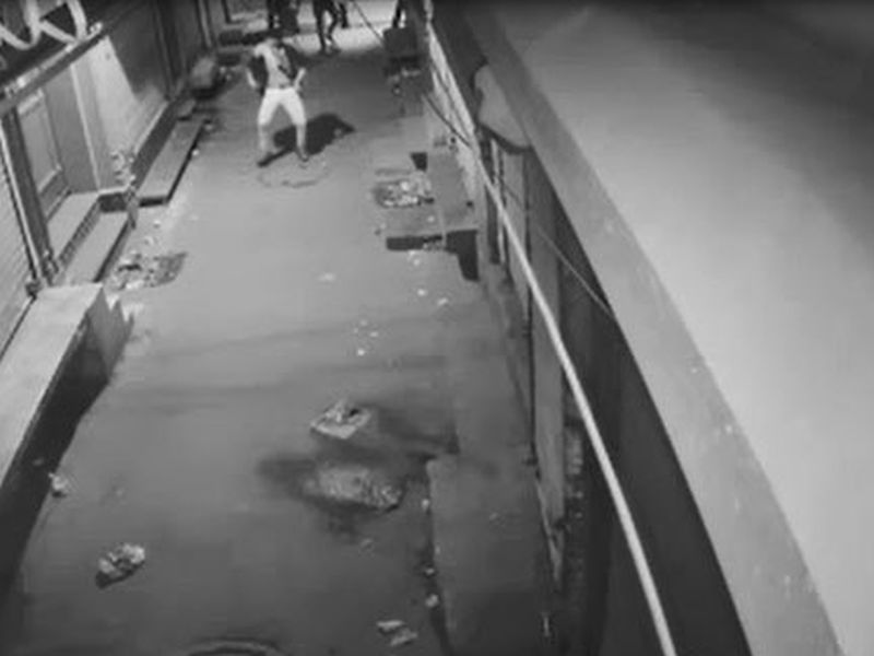 Thieves looted 5 shops dancing on the roads in Delhi | चोरट्यांनी डान्स करत पाच दुकानांची केली लूट