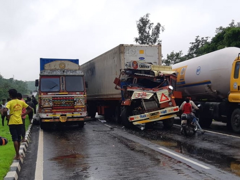 Another container collided with the faulty container; 3 seriously injured | नादुरुस्त कंटेनरवर दुसरा कंटेनर आदळला; 3 गंभीर जखमी
