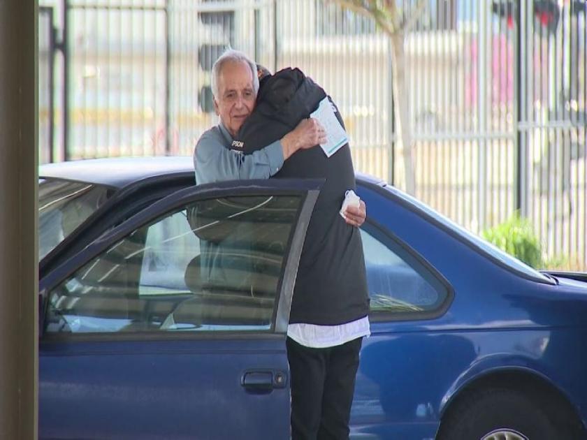 77-year-old substitute teacher who lives in his car gifted $27,000 check by former student | गुरूदक्षिणा! बिकट परिस्थितीमुळे कारमध्ये राहणाऱ्या शिक्षकाला माजी विद्यार्थ्याने दिले १९ लाख भेट