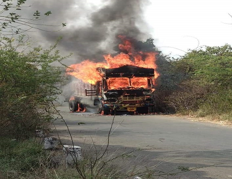 Truck and bicycle accident in Mandwah Budhruk village: One killed and one injured | मांडवे बुद्रूक गावच्या हद्दीत ट्रक व दुचाकीचा अपघात : एक ठार तर एक जखमी